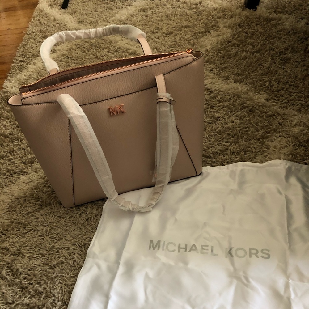 NWT Light pink MK purse.